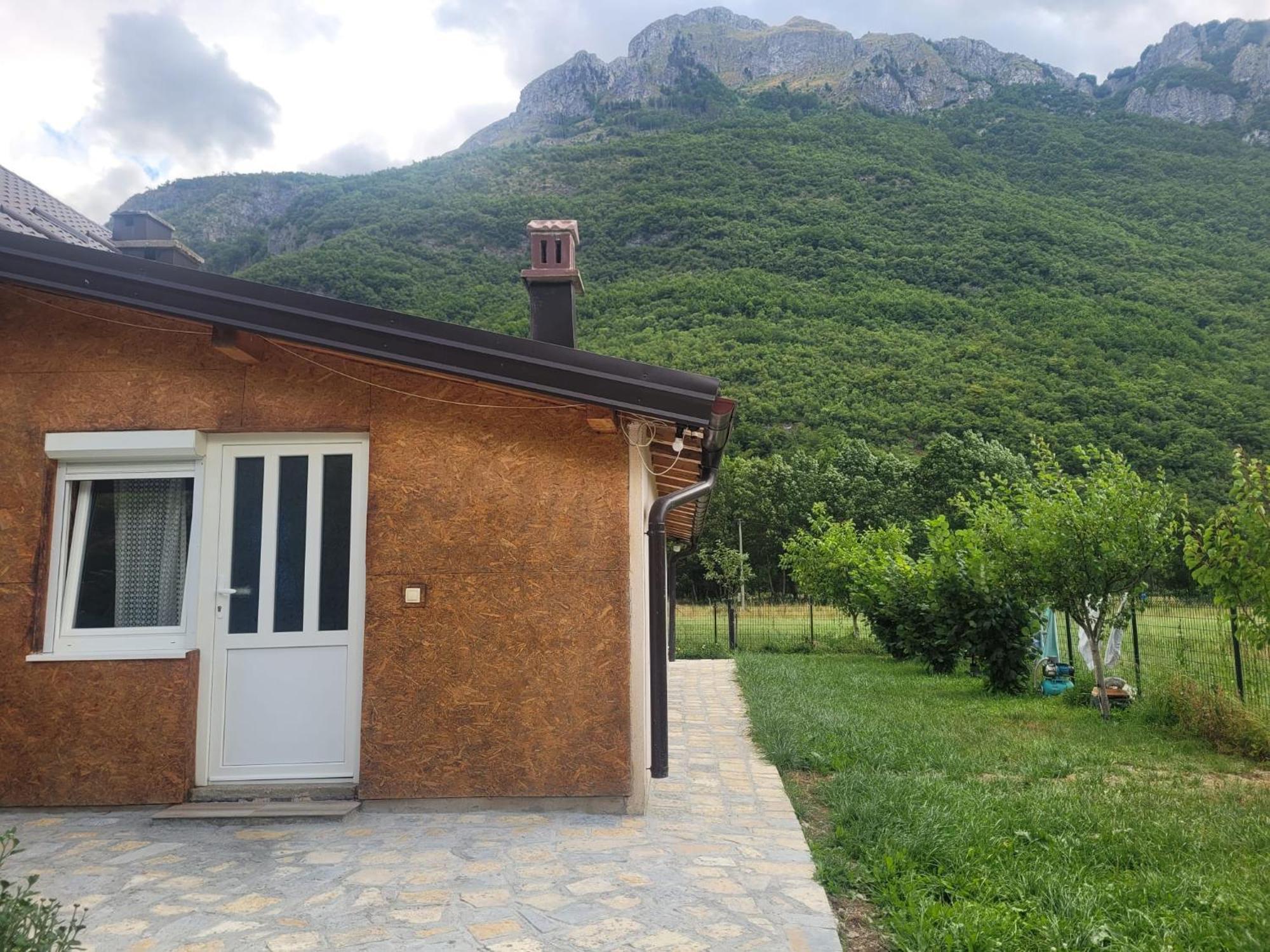 Lola Guest House Vuthaj Exterior foto
