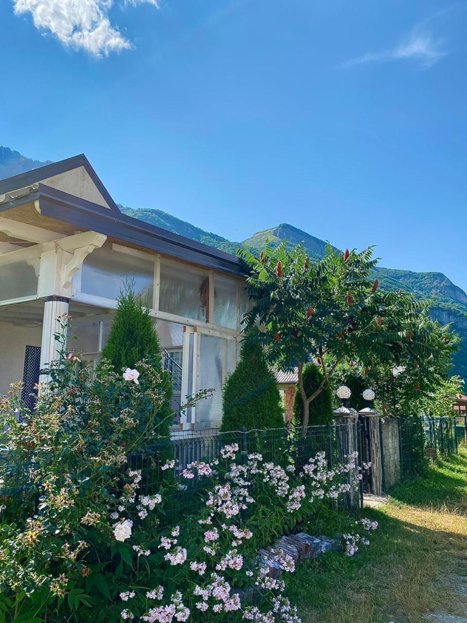 Lola Guest House Vuthaj Exterior foto