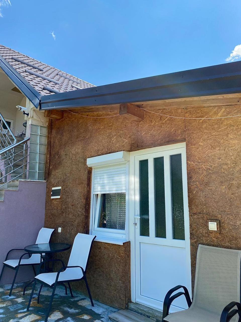 Lola Guest House Vuthaj Exterior foto